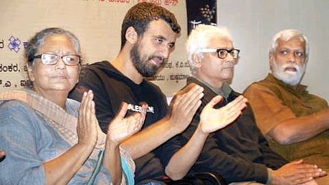 ಬೆಂಗಳೂರಿನ ಬಾದಾಮಿಹೌಸ್ನಲ್ಲಿ ಶನಿವಾರ ಏರ್ಪಡಿಸಿದ್ದ `ಪ್ಯಾಲೆಸ್ತೀನ್ ಸುತ್ತಮುತ್ತ ಮಾತುಕತೆ' ಸಂವಾದದಲ್ಲಿ ಕಲಾವಿದ ಫೈಸಲ್ ಅಬು ಅಲ್ಯಾಜಾ, ಜನ ನಾಟ್ಯ ಮಂಚ್ನ ಸುಧನ್ವ ದೇಶಪಾಂಡೆ ಪ