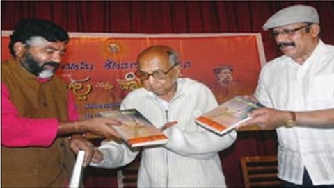 ಬೆಂಗಳೂರಿನ ಮಿಥಿಕ್ ಸೊಸೈಟಿಯಲ್ಲಿ ರಂಗಭೂಮಿ ಕೊಡಗು ಪ್ರಕಾಶನ ಹೊರತಂದಿರುವ ಟಿಪ್ಪು ಮತ್ತು ಕೊಡವರು ಪುಸ್ತಕ ಲೋಕಾರ್ಪಣೆ ಮಾಡಿದ ಸಂಶೋಧಕ ಡಾ.ಎಂ.ಚಿದಾನಂದಮೂರ್ತಿ, ನಿವೃತ್ತ ಪೊಲೀಸ್ ಅಧ
