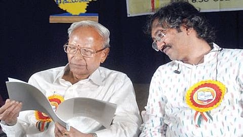 ಪದಾರ್ಥ ಚಿಂತಾಮಣಿ ಭಾನುವಾರ ವಾಡಿಯಾ ಸಭಾಂಗಣದಲ್ಲಿ ಹಮ್ಮಿಕೊಂಡಿದ್ದ ಪದಕಮ್ಮಟ-2016 ಸಂವಾದದಲ್ಲಿ ವಿಮರ್ಷಕ ಡಾ.ಟಿ.ವಿ.ವೆಂಕಟಾಚಲ ಶಾಸ್ತ್ರಿ ಹಾಗೂ ಮಂಜುನಾಥ ಕೊಳ್ಳೇಗಾಲ ಇದ್ದರು.