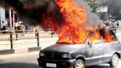 ಹೊತ್ತಿ ಉರಿದ ಕಾರು