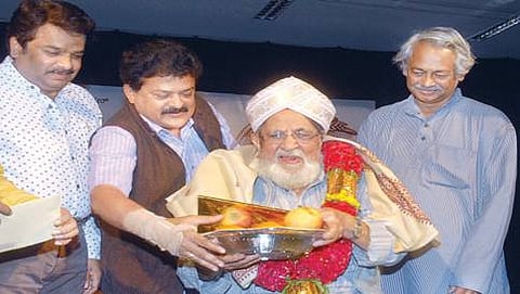 ಸೃಷ್ಟಿ ದೃಶ್ಯಕಲಾ ಮಾಧ್ಯಮ ಅಕಾಡೆಮಿ ಶುಕ್ರವಾರ ನಯನ ಸಭಾಂಗಣದಲ್ಲಿ ಹಮ್ಮಿಕೊಂಡಿದ್ದ ವಿಚಾರ ಸಂಕಿರಣದಲ್ಲಿ ಚಲನಚಿತ್ರ ಕಲಾವಿದರಾದ ಎಚ್.ಜಿ. ಸೋಮಶೇಖರ್ರಾವ್ ಅವರನ್ನು ಸನ್ಮಾನಿಸಲಾಯಿತ