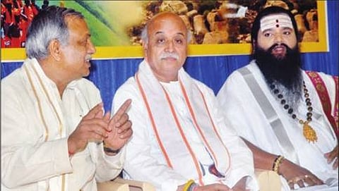 ವಿಶ್ವ ಹಿಂದೂ ಪರಿಷತ್ ಅಂತಾರಾಷ್ಟ್ರೀಯ ಕಾರ್ಯಾಧ್ಯಕ್ಷ ಪ್ರವೀಣ್ ತೊಗಾಡಿಯಾ(ಮಧ್ಯದಲ್ಲಿರುವವರು)