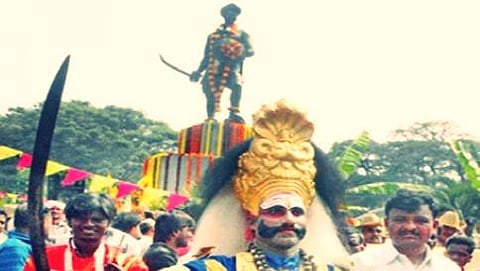 ಕ್ರಾಂತಿವೀರ ಸಂಗೊಳ್ಳಿ ರಾಯಣ್ಣ ಸ್ಮರಣೋತ್ಸವದ ಅಂಗವಾಗಿ ಬೆಂಗಳೂರು ರೈಲ್ವೆ ನಿಲ್ದಾಣದ ಮುಂದಿರುವ ಸಂಗೊಳ್ಳಿ ರಾಯಣ್ಣ ಪ್ರತಿಮೆ ಬಳಿ ವಿವಿಧ ಕಲಾತಂಡಗಳು ಪ್ರದರ್ಶನ ನೀಡಿದವು.