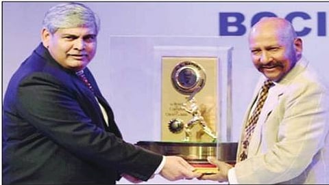 ಪ್ರಶಸ್ತಿ ಸ್ವೀಕರಿಸುತ್ತಿರುವ ಸೈಯದ್ ಕಿರ್ಮಾನಿ