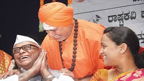 ಕನ್ನಡ ಸಂಘರ್ಷ ಸಮಿತಿ ಗುರುವಾರ ಕನ್ನಡ ಸಾಹಿತ್ಯ ಪರಿಷತ್ತಿನಲ್ಲಿ ಹಮ್ಮಿಕೊಂಡಿದ್ದ ಅನಿಕೇತನ-ಕುವೆಂಪು ಯುವಕವಿ ಪ್ರಶಸ್ತಿ ಪ್ರದಾನ ಸಮಾರಂಭದಲ್ಲಿ ಲೇಖಕ ಎ.ಆರ್.ನಾರಾಯಣಘಟ್ಟ, ಕವಯಿತ್ರ