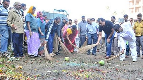 ಕಸ ಗುಡಿಸುತ್ತಿರುವ ಮೇಯರ್ ಪದ್ಮಾವತಿ