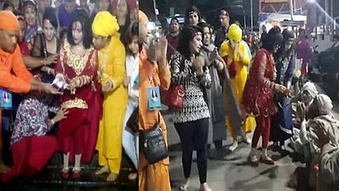 ಮತ್ತೆ ವಿವಾದದಲ್ಲಿ ರಾಧೆ ಮಾ: ಶೂ ಧರಿಸಿ ಗಂಗಾ ಪೂಜೆ