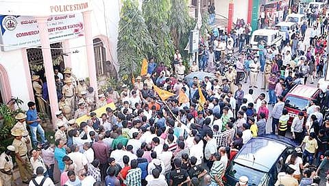 ಪೊಲೀಸ್ ಠಾಣೆ ಮುಂದೆ ಪ್ರತಿಭಟನೆ ನಡೆಸುತ್ತಿರುವ ಆರ್ ಎಸ್ ಎಸ್ ಕಾರ್ಯಕರ್ತರು