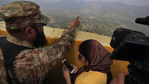 ಮಾಧ್ಯಮ ಪ್ರತಿನಿಧಿಗಳಿಗೆ ಪಾಕ್ ಸೇನಾಧಿಕಾರಿಯಿಂದ ವಿವರಣೆ (ಎಪಿ ಚಿತ್ರ)