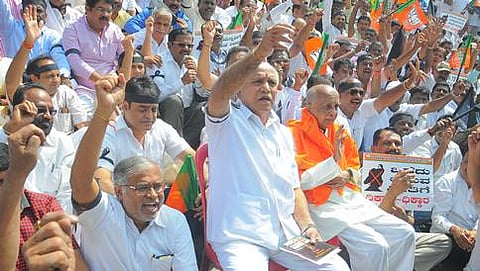 ಪ್ರತಿಭಟನೆ ನಡೆಸುತ್ತಿರುವ ಬಿಜೆಪಿ ನಾಯಕರು