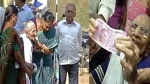 ಪುತ್ರನ ದಿಟ್ಟ ಹೆಜ್ಜೆಗೆ ಬೆಂಬಲ: ನೋಟ್ ಬದಲಿಸಿಕೊಳ್ಳಲು ಸಾಲಿನಲ್ಲಿ ನಿಂತ ಪ್ರಧಾನಿ ಮೋದಿ ತಾಯಿ