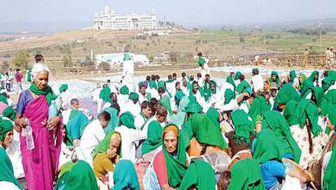 ಸುವರ್ಣಸೌಧದ ಬಳಿ ಪ್ರತಿಭಟನೆ ನಡೆಸುತ್ತಿರುವ ರೈತರು