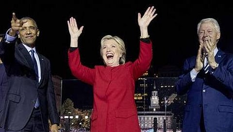 ಡೆಮಾಕ್ರಟಿಕ್ ಪಕ್ಷದ ಅಭ್ಯರ್ಥಿ ಹಿಲರಿ ಕ್ಲಿಂಟನ್ ತಮ್ಮ ಪತಿ ಬಿಲ್ ಕ್ಲಿಂಟನ್ ಮತ್ತು ಅಧ್ಯಕ್ಷ ಬರಾಕ್ ಒಬಾಮಾ ಜೊತೆ.