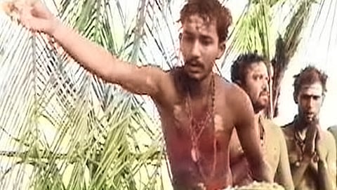 ಬೆತ್ತಲೆಗೊಂಡು ಅಯ್ಯಪ್ಪ ಸ್ವಾಮಿಗೆ ಪೂಜೆ ಸಲ್ಲಿಸುತ್ತಿರುವ ಭಕ್ತರು