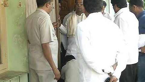 ಶೂ ಹಾಕಿಸಿಕೊಳ್ಳುತ್ತಿರುವ ಸಿಎಂ ಸಿದ್ದರಾಮಯ್ಯ