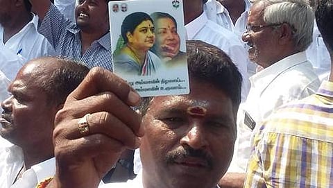 ಪೋಯಸ್ ಗಾರ್ಡನ್ ನಿವಾಸದ ಬಳಿ ಎಐಎಡಿಎಂಕೆ ಕಾರ್ಯಕರ್ತರೊಬ್ಬರು ಶಶಿಕಲಾ ಅವರ ಫೋಟೋ ಪ್ರದರ್ಶಿಸಿದ್ದು ಹೀಗೆ.