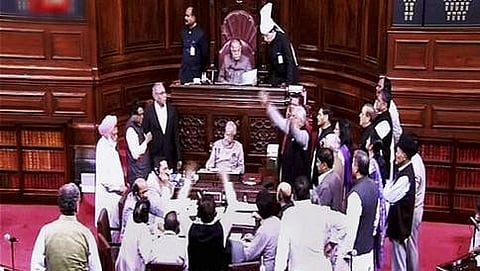 ರಾಜ್ಯಸಭೆಯಲ್ಲಿ ಬಾವಿಗಿಳಿದು ಪ್ರತಿಭಟನೆ ನಡೆಸುತ್ತಿರುವ ವಿಪಕ್ಷಗಳು