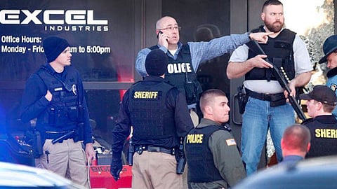 ಫ್ಯಾಕ್ಟರಿಯ ಹೊರಗೆ ಪೊಲೀಸರು ಜಮಾಯಿಸಿರುವುದು