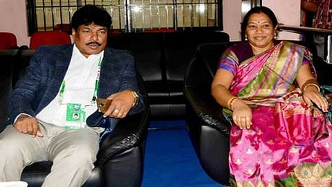 ಮಗಳ ಮದುವೆ ಸಮಾರಂಭದಲ್ಲಿ ಒಡಿಶಾ ಬುಡಕಟ್ಟು ಕಲ್ಯಾಣ ಸಚಿವ ಸುದಾಮ್ ಮರಾಂಡಿ ಹಾಗೂ ಅವರ ಪತ್ನಿ