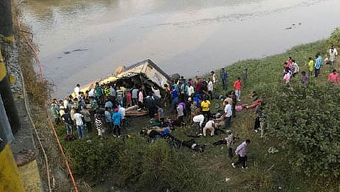 ಪೂರ್ಣಾ ನದಿಗೆ ಉರುಳಿದ ಬಸ್ (ಚಿತ್ರಕೃಪೆ: ಆಜ್ ತಕ್)