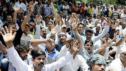 ಪ್ರತಿಭಟನಾ ನಿರತ ಪೌರ ಸಿಬ್ಬಂದಿಗಳು
