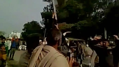 ಉತ್ತರಪ್ರದೇಶದಲ್ಲಿ ಸಮಾಜವಾದಿ ಪಕ್ಷದ ಕಾರ್ಯಕರ್ತರು ಸಂಭ್ರಮಾಚರಣೆ ಮಾಡುತ್ತಿರುವುದು (ಕೃಪೆ: ಟ್ವಿಟರ್ )