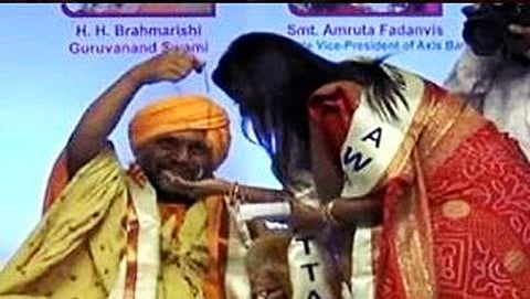 ಸಿಎಂ ಫಡ್ನವೀಸ್ ಪತ್ನಿಗೆ ಕಂಟಕವಾಯ್ತು ಪವಾಡ ರೂಪದಲ್ಲಿ ಬಂದ ಚಿನ್ನ
