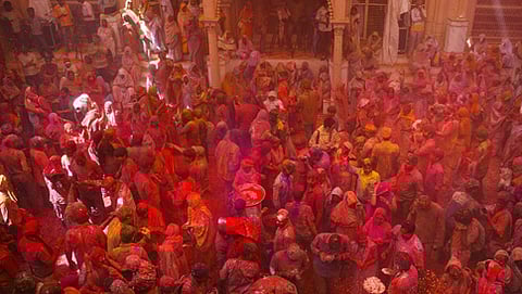 ಹೋಳಿಯಾಡುತ್ತಿರುವ ವೃಂದಾವನದ ವಿಧವೆಯರು