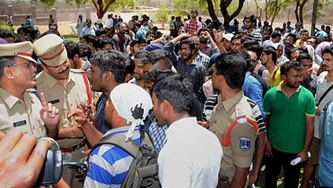 ಪೊಲೀಸರೊಂದಿಗೆ ವಾಗ್ವಾದ ನಡೆಸುತ್ತಿರುವ ಪ್ರತಿಭಟನಾನಿರತ ವಿದ್ಯಾರ್ಥಿಗಳು