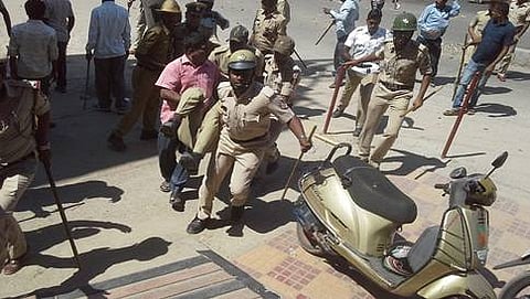 ಪ್ರತಿಭಟನೆ ವೇಳೆ ಗಾಯಗೊಂಡ ಪೊಲೀಸ್ ಪೇದೆಯನ್ನು ಹೊತ್ತೊಯ್ತುತ್ತಿರುವ ಪೊಲೀಸರು