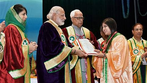 ಜಮ್ಮುವಿನ ಕತ್ರದಲ್ಲಿ ಶ್ರೀ ಮಾತ ವೈಷ್ಣೋದೇವಿ ವಿಶ್ವವಿದ್ಯಾಲಯದ 5ನೇ ಘಟಿಕೋತ್ಸವ ಕಾರ್ಯಕ್ರಮದಲ್ಲಿ ಪ್ರಧಾನಿ ಮತ್ತು ಜಮ್ಮು-ಕಾಶ್ಮೀರ ಮುಖ್ಯಮಂತ್ರಿ ಮೆಹಬೂಬ ಮುಫ್ತಿ