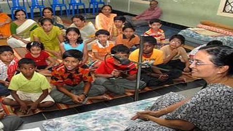 ಕಲಾ ಸುರುಚಿಯಲ್ಲಿ ಮಕ್ಕಳಿಗೆ ಕಥೆ ಹೇಳುತ್ತಿರುವುದು