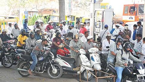 ಪೆಟ್ರೋಲ್ ಬಂಕ್ ವೊಂದರ ಬಳಿ ಜಮಾಯಿಸಿರುವ ವಾಹನ ಸವಾರರು