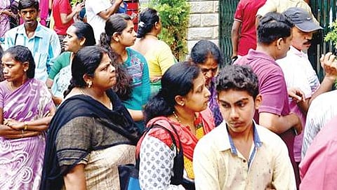 ಹತ್ತನೇ ತರಗತಿ ಫಲಿತಾಂಶ ಪ್ರಕಟಗೊಂಡ ಮರುದಿನದಿಂದಲೇ ಪಿಯುಸಿ ಪ್ರವೇಶ ಅರ್ಜಿಗೆ ನೂಕುನುಗ್ಗಲು ಆರಂಭವಾಗಿದೆ. ಬೆಂಗಳೂರಿನ ಎಂಇಎಸ್ ಕಾಲೇಜಿನಲ್ಲಿ ಕಂಡುಬಂದ ದೃಶ್ಯವಿದು.