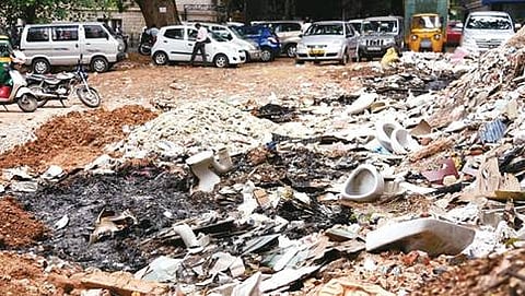 ನೃಪತುಂಗ ರಸ್ತೆಯಲ್ಲಿರುವ ಪಿಡಬ್ಲ್ಯೂ ಕಚೇರಿ ಆವರಣದಲ್ಲಿ ಬಿದ್ದಿರುವ ಕಸ