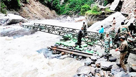 ಮಳೆಯಿಂದಾಗಿ ಕುಸಿತಗೊಂಡಿರುವ ರಸ್ತೆಯನ್ನು ದುರಸ್ತಿ ಮಾಡುತ್ತಿರುವ ಸೈನಿಕರು (ಸಂಗ್ರಹ ಚಿತ್ರ)