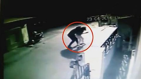 ಸಿಸಿಟಿವಿಯಲ್ಲಿ ಸೆರೆಯಾದ ಯುವತಿಯರನ್ನು ಹೊತ್ತೊಯ್ಯುತ್ತಿರುವ ದೃಶ್ಯ