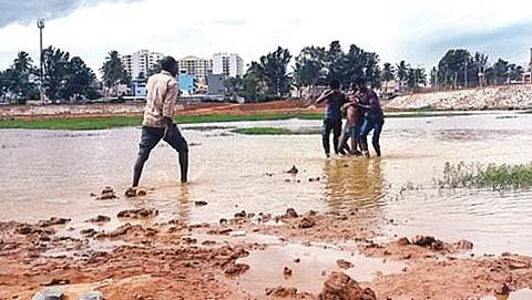 ಕೆರೆಯಲ್ಲಿ ಮುಳುಗಿ ಸಾವನ್ನಪ್ಪಿದ ಒಬ್ಬ ಬಾಲಕನ ದೇಹವನ್ನು ಸ್ಥಳೀಯರು ಹೊರತೆಗೆದರು