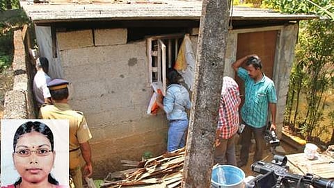 ಕೊಲೆ ನಡೆದ ಜಿಶಾಳ ಮನೆಯಲ್ಲಿ ತನಿಖೆ ಮಾಡುತ್ತಿರುವ ಪೊಲೀಸರು