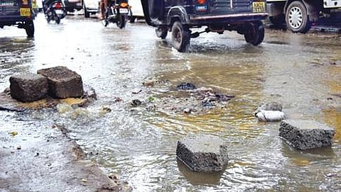 ಜಲಾವೃತ್ತಗೊಂಡಿರುವ ಶಿವಾಜಿನಗರದ ರಸ್ತೆ