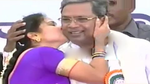 ಸಿಎಂ ಸಿದ್ದರಾಮಯ್ಯಗೆ ಮುತ್ತಿಟ್ಟ ಮಹಿಳೆ