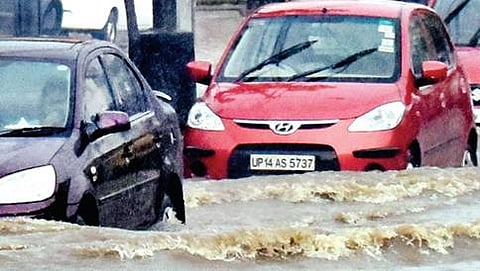 ಬನ್ನೇರುಘಟ್ಟದಲ್ಲಿ ಸುರಿದ ಭಾರೀ ಮಳೆಗೆ ಜಲಾವೃತ್ತಗೊಂಡಿರುವ ರಸ್ತೆಯಲ್ಲಿ ಚಲಿಸುತ್ತಿರುವ ಕಾರುಗಳು