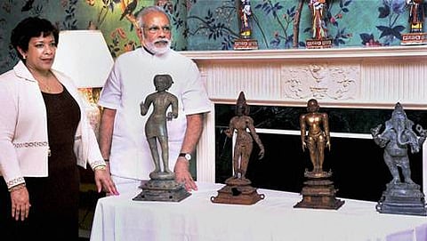 ಕಲಾಕೃತಿಗಳೊಂದಿಗೆ ನರೇಂದ್ರ ಮೋದಿ