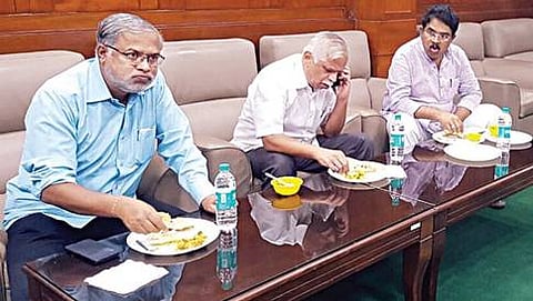 ಬಿಜೆಪಿ ಶಾಸಕರುಗಳಾದ ಸುರೇಶ್ ಕುಮಾರ್, ಅಶೋಕ್ ಮತ್ತು ವಿಜಯ್ ಕುಮಾರ್ ರಿಂದ ವಿಧಾನ ಸಭೆಯಲ್ಲಿ ರಾತ್ರಿ ಊಟ ಸೇವನೆ