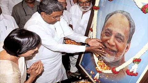 ರಾಮಕೃಷ್ಣ ಹೆಗಡೆಯವರ ಭಾವಚಿತ್ರಕ್ಕೆ ಪುಷ್ಪ ನಮನ ಸಲ್ಲಿಸುತ್ತಿರುವ ಸಿದ್ದರಾಮಯ್ಯ