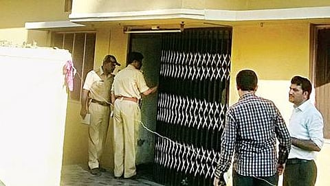 ಕಾಲೇಜಿನಲ್ಲಿ ತನಿಖೆ ನಡೆಸುತ್ತಿರುವ ಅಧಿಕಾರಿಗಳು
