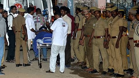 ಚೆನ್ನೈಯ ಸರ್ಕಾರಿ ರೊಯಪೆಟ್ಟ ಆಸ್ಪತ್ರೆಗೆ ಸ್ವಾತಿ ಕೊಲೆ ಆರೋಪಿ ಪಿ.ರಾಮ್ ಕುಮಾರ್ ನನ್ನು ಪೊಲೀಸರ ಭದ್ರತೆ ನಡುವೆ ಕರೆತರುತ್ತಿರುವುದು.