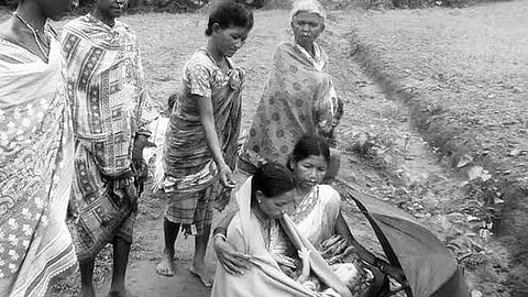 102 ಕ್ಕೆ ಮಾಡಿದ ಕರೆಯನ್ನು ಸ್ವೀಕರಿಸುವವರಿರಲಿಲ್ಲ; ರಸ್ತೆಯಲ್ಲೇ ಬುಡಕಟ್ಟು ಮಹಿಳೆಗೆ ಹೆರಿಗೆ!