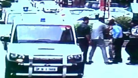 ಗಾರ್ಡ್ ಗಳ ಮೇಲೆ ಹಲ್ಲೆ ನಡೆಸುತ್ತಿರುವ ದೃಶ್ಯ