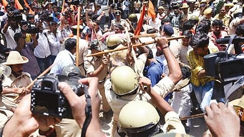 ಪ್ರತಿಭಟನಾ ಸ್ಥಳದಲ್ಲಿ ಲಾಠಿಚಾರ್ಜ್ ನಡೆಸುತ್ತಿರುವ ಪೊಲೀಸರು